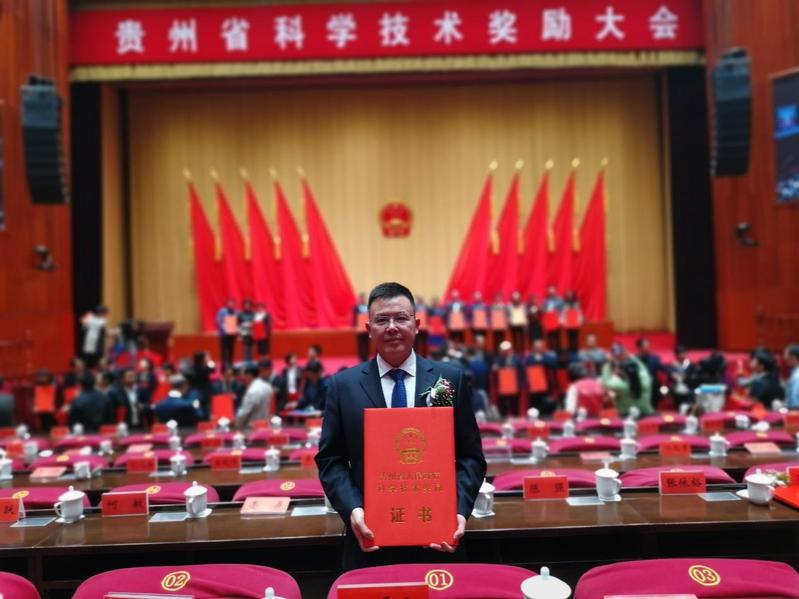 三尺讲台夙愿求，传道授业语未休